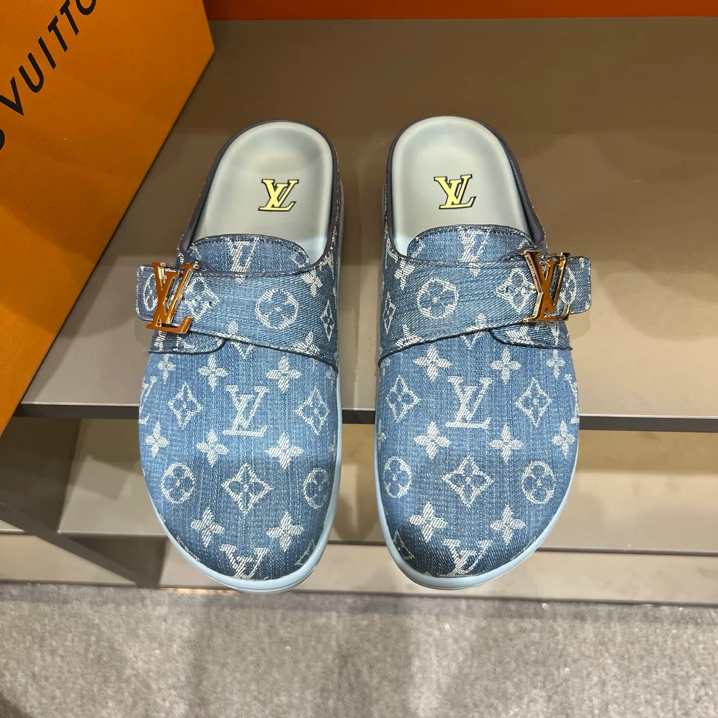 P320, 38-45, LV Easy 2025 new men's casual sandals, made of suede cow leather, with Monogram pattern to highlight the trendy style. Adjustable straps illuminated with LV letters, while a resilient insole and micro outsole provide lightweight comfort. Made of suede cow leather with embossed Monogram pattern and brand element metal hardware✅Adjustable straps➕Tough insole‼ ️Micro outsole. Comfortable and easy to wear‼ ️